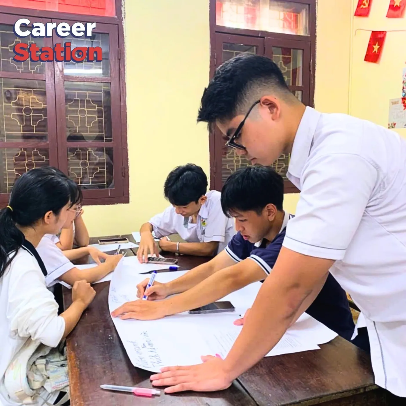 Nhóm học sinh cùng viết ý tưởng lên giấy khổ lớn trong giờ Entrepreneur Hub