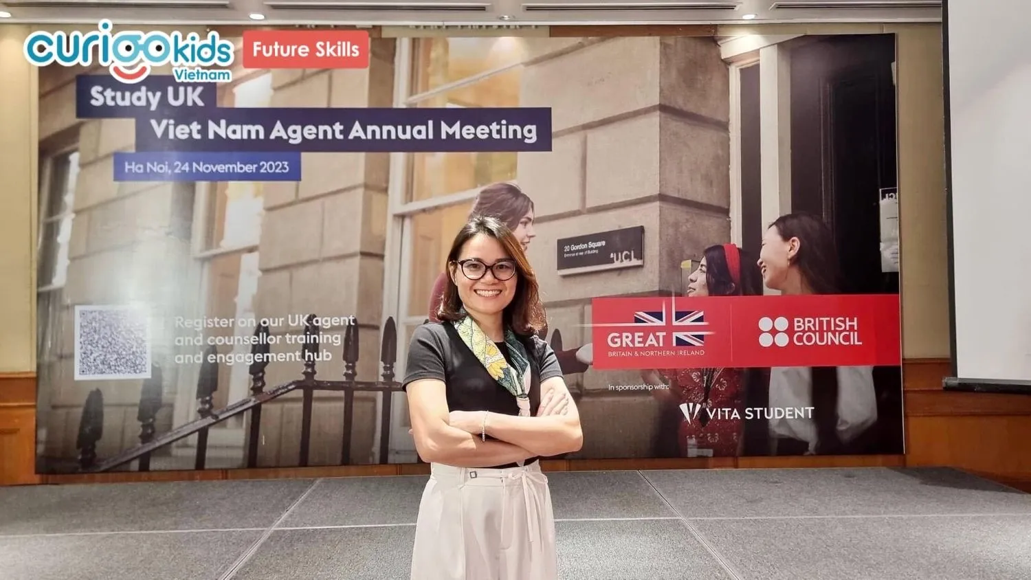 Cô Nhạn Nguyễn trước phông hội thảo Study UK Viet Nam Agent Annual Meeting