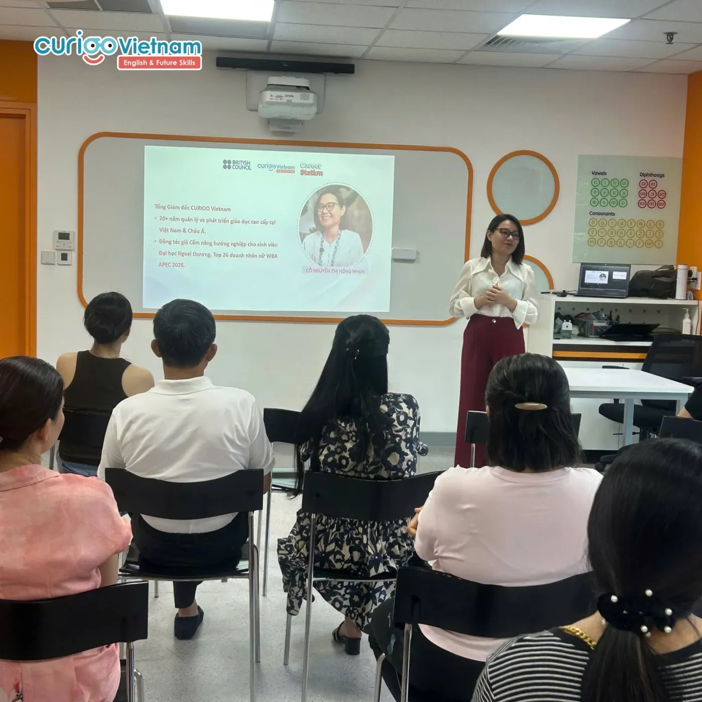 Thạc sĩ Nguyễn Thị Hồng Nhạn giới thiệu tại hội thảo cùng Hội đồng Anh, phụ huynh ngồi nghe