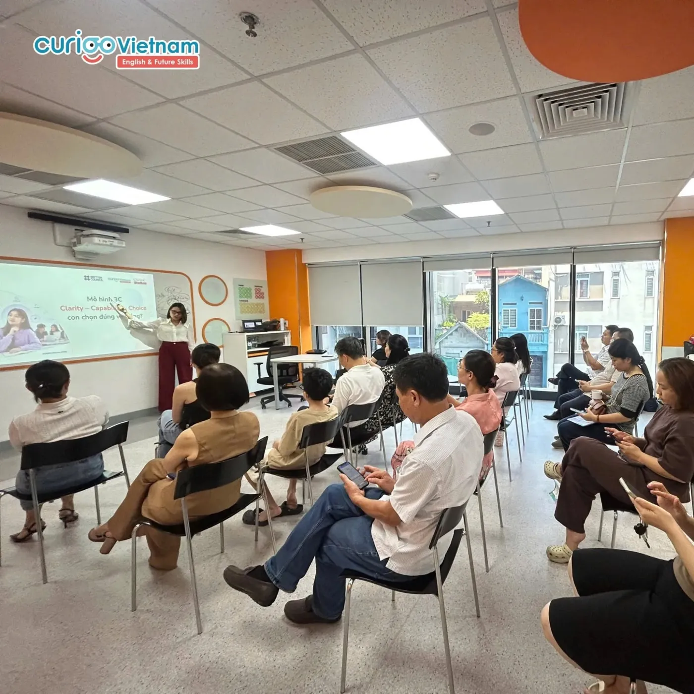Diễn giả trình bày mô hình 3C Clarity – Capability – Choice trước phụ huynh