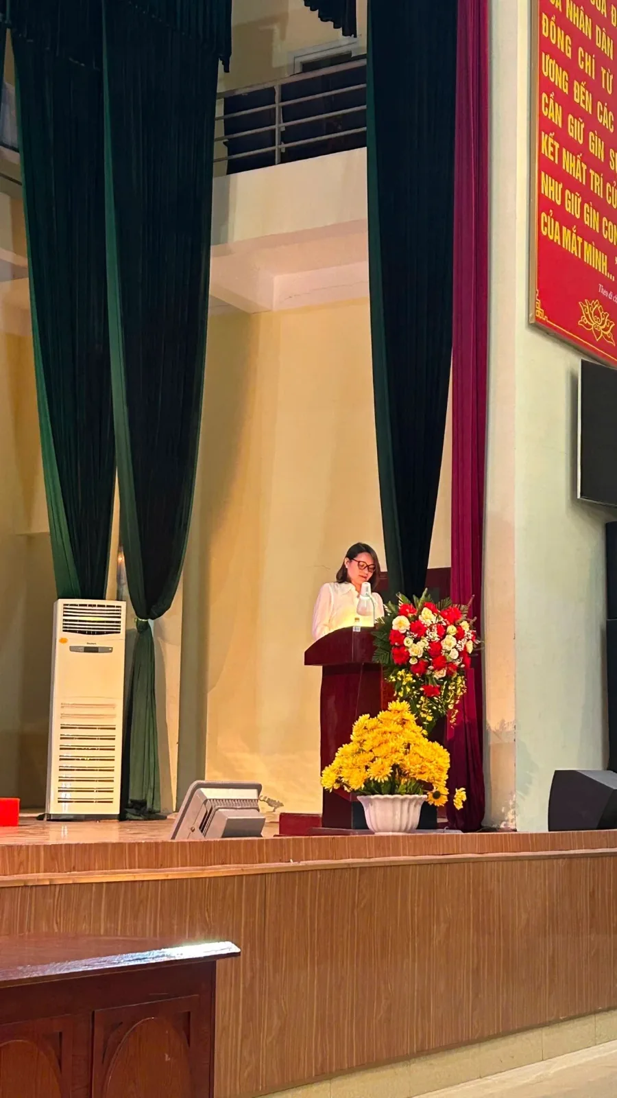 Bà Nguyễn Thị Hồng Nhạn trình bày tham luận tại hội nghị do Sở GD&ĐT Hưng Yên tổ chức
