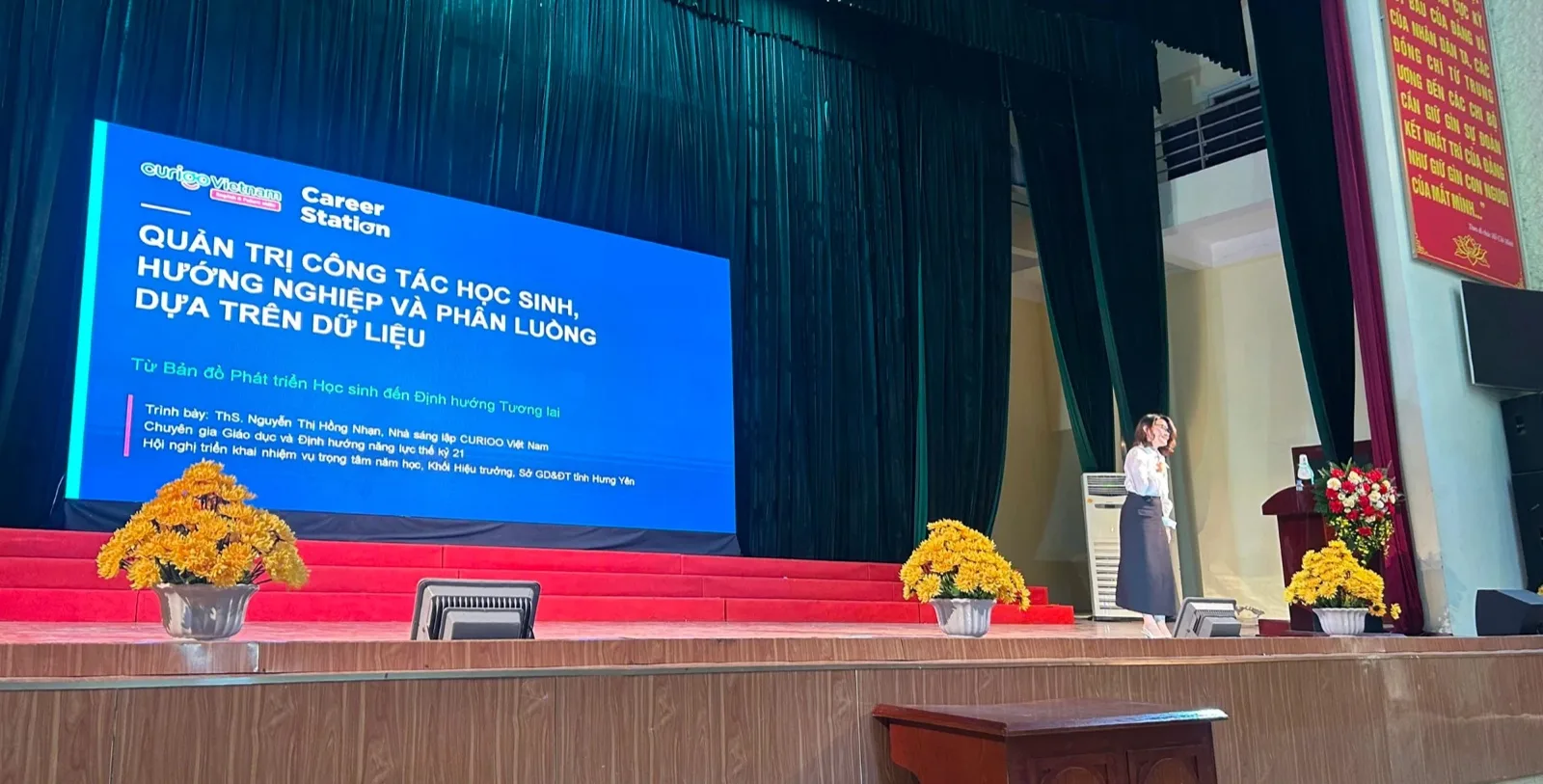 Sân khấu hội nghị với slide tham luận Quản trị công tác học sinh, hướng nghiệp và phân luồng dựa trên dữ liệu