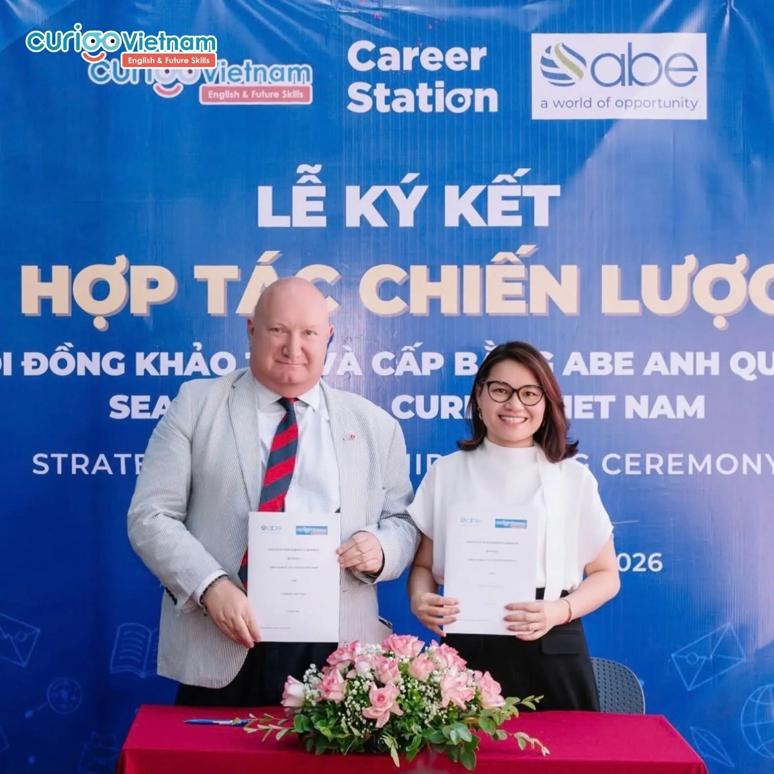 Đại diện ABE Anh Quốc và CVN cầm văn bản hợp tác sau khi ký