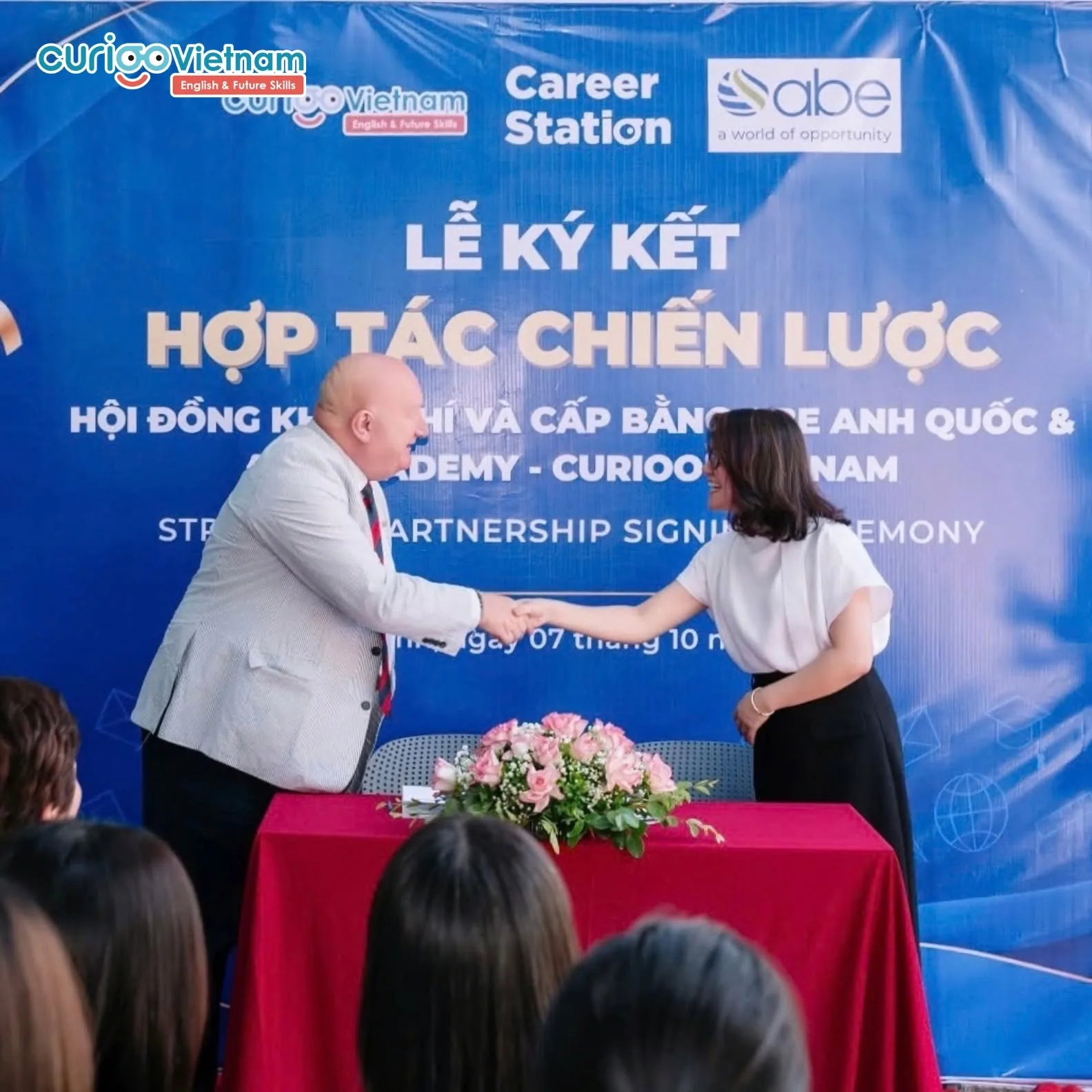 Đại diện ABE Anh Quốc và CVN bắt tay tại lễ ký kết hợp tác chiến lược