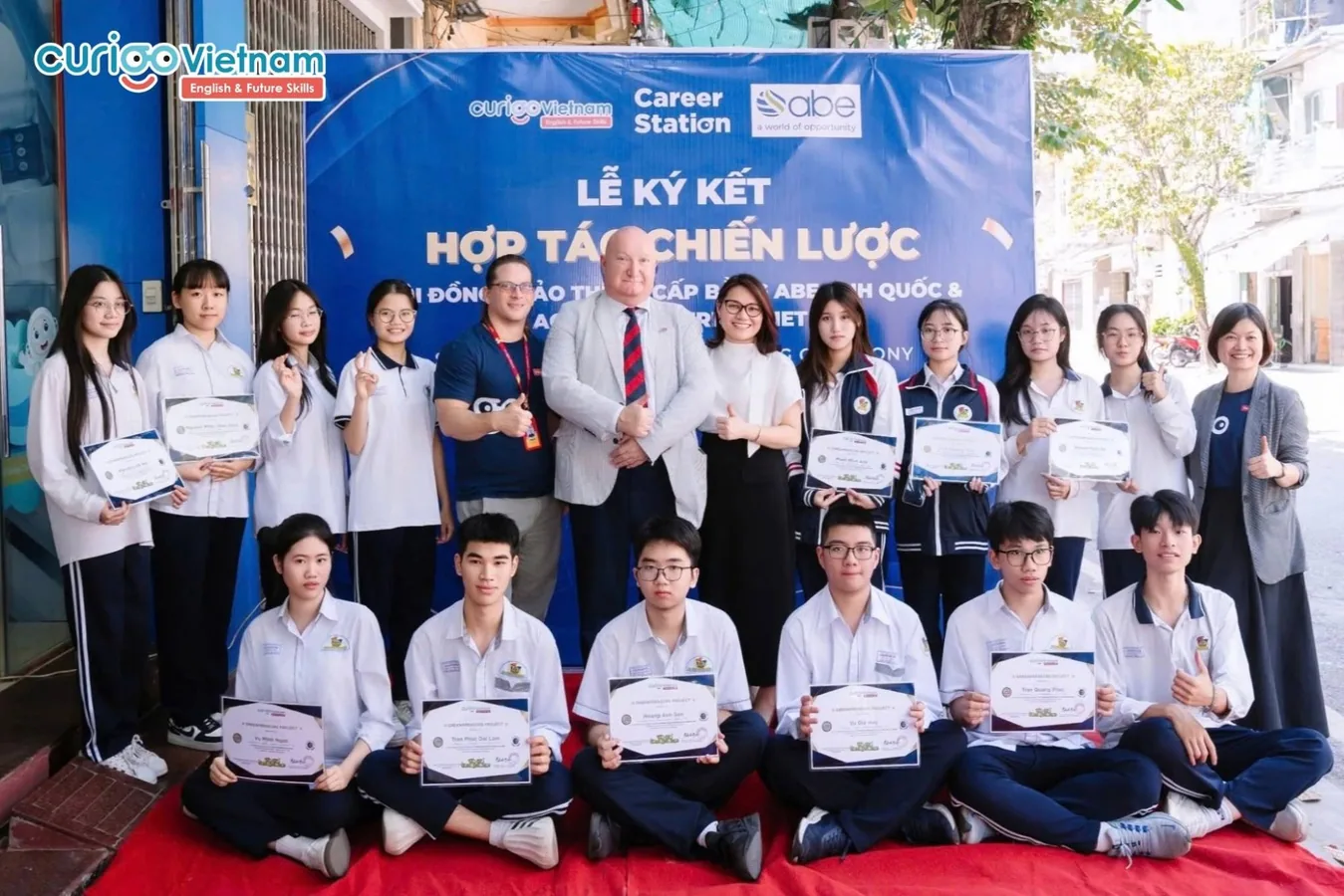 Đại diện ABE Anh Quốc, CVN cùng học sinh chụp ảnh tại lễ ký kết hợp tác chiến lược ở Nam Định